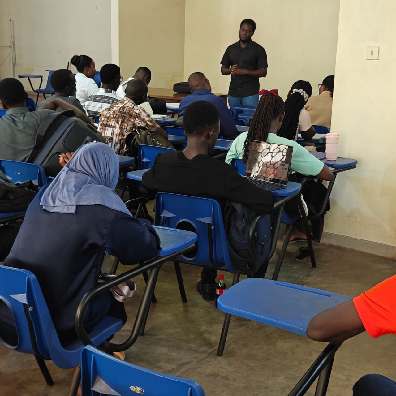 The session introduced students to synthetic biology and its real-world applications.
